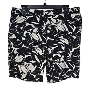 Mario Serrani Italy Size 12 Black And White Leaf Pattern Stretchy Chino Shorts